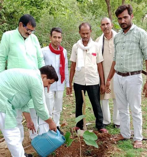 सपाईयो ने पौधरोपण कर पर्यावरण रक्षा का लिया संकल्प