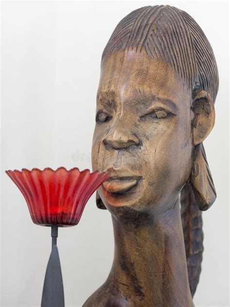 Tête De Sculpture Tribale Africaine En Femme Photo stock Image du