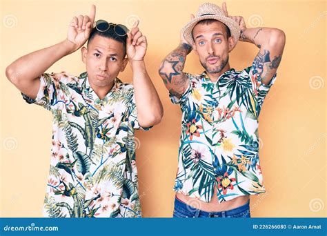 Joven Pareja Gay De Dos Hombres Con Sombrero De Verano Y Camisa