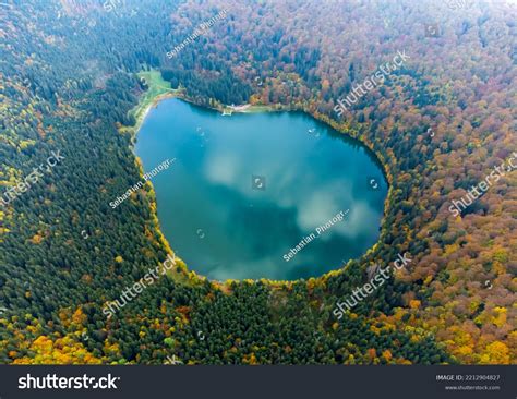 1.994 Vulcanic Crater Lake Images, Stock Photos, 3D objects, & Vectors ...