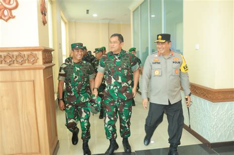 Kunker Ke Aceh Kapolda Sambut Kedatangan Kasad Di Bandara SIM Narasi