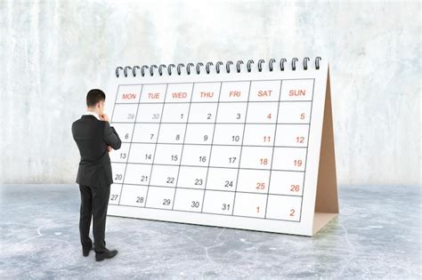 Hombre De Negocios El Mirar Calendario Foto Premium