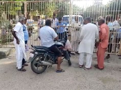 Farmers Closed Kanina Grain Market Gate कनीना अनाज मंडी गेट किसानों