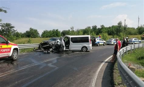 Zece persoane sunt rănite iar traficul este blocat în urma unui