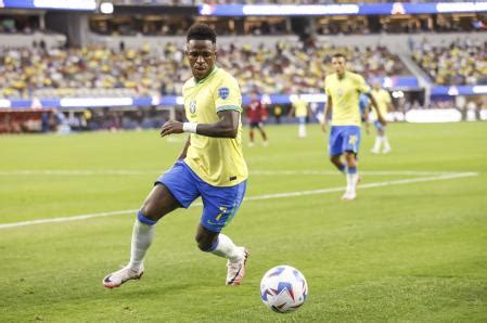 Arturo Vidal Lanza Un Dardo A Vinicius J Nior En Plena Copa Am Rica