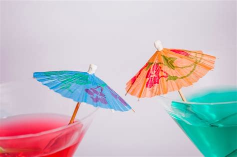 Cocktails with umbrellas | Free Photo