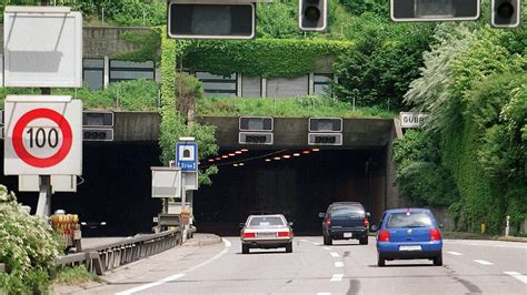 Lastwagen fährt beim Gubrist in Verkehrstafel Stau vor dem Tunnel