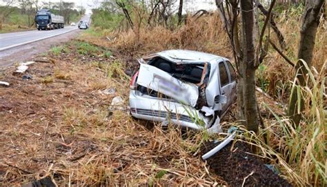 DUAS PESSOAS FICAM FERIDAS NA TARDE DE DOMINGO APÓS BATER CARRO EM