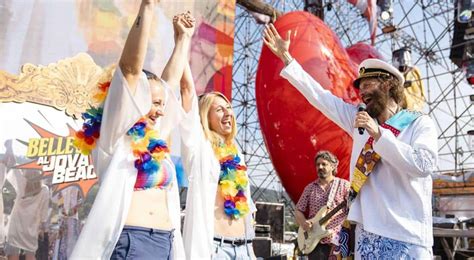 Jovanotti Celebra L Unione Di Sara E Silvia Durante Il Concerto Ora