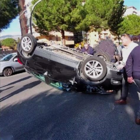 Incidente Tra Due Auto In Viale Regione A Palermo Una Si Ribalta Due