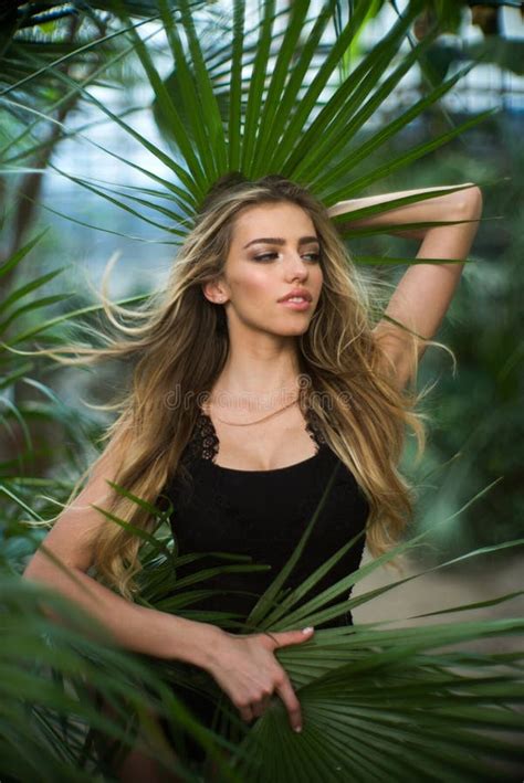 Femme Dans La Lingerie Et L Homme Barbu Sur Le Ciel Photo Stock Image Du Mod Le Couples