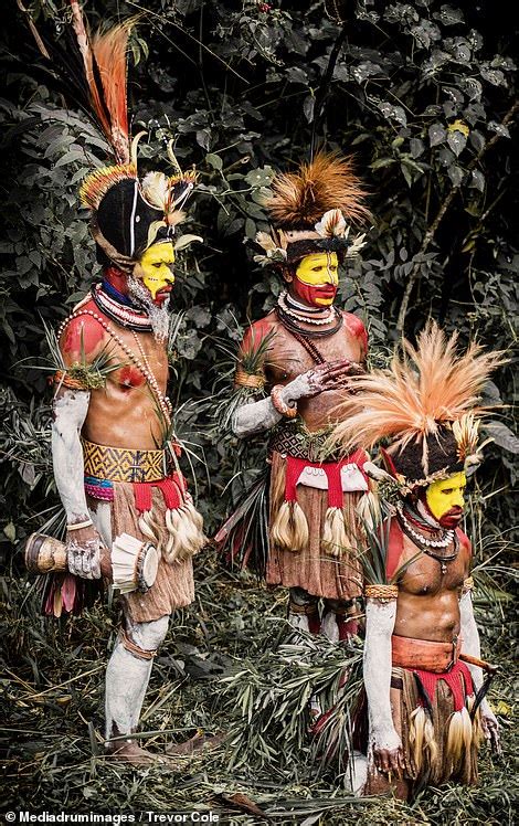 Papua New Guinea tribesmen cover their faces in colourful dye - ReadSector