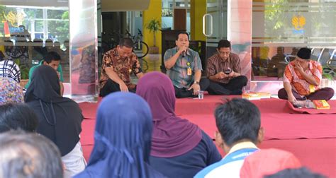 Kebersamaan Rektor UNNES Makan Siang Bersama Petugas Kebersihan