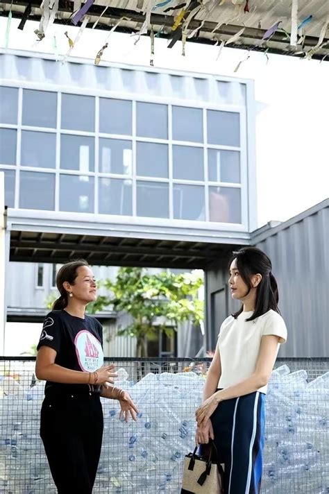 50岁韩国第一夫人抢印尼第一夫人风头，穿短袖走清纯风，嫩成少女