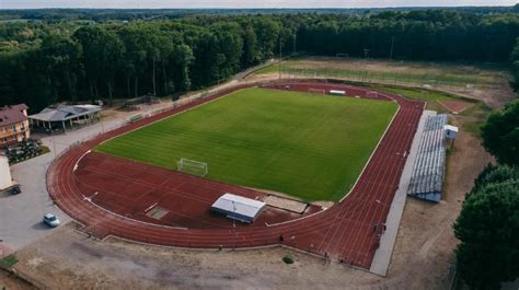 Murawa ze sztuczną trawą na stadionie w Kolbuszowej Tak ale nie