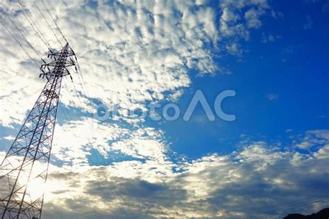 秋空にそびえる送電鉄塔 No 28006896｜写真素材なら「写真ac」無料（フリー）ダウンロードok