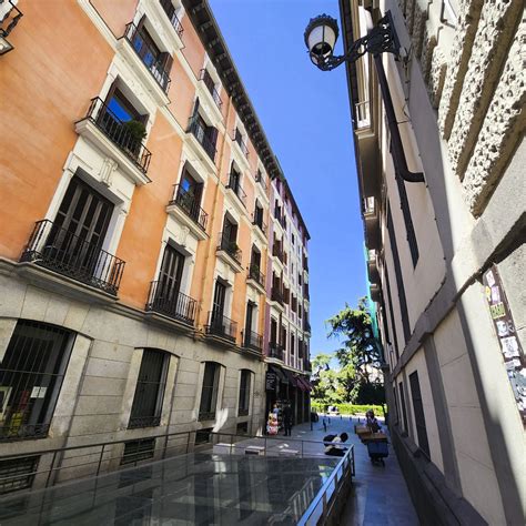 Madrid: Highlights & Hidden Gems - Secret City Trails