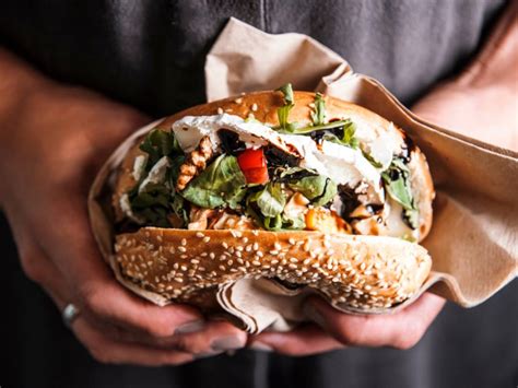 mcdonalds indonesia resmi luncurkan formula   menu burger