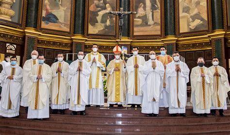 El Cardenal Gregorio Rosa Ch Vez Ordena Un Sacerdote Y Un Di Cono