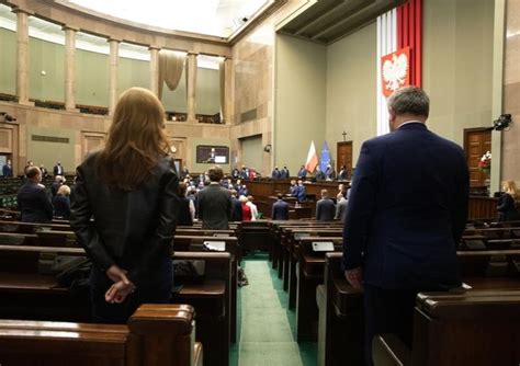 najnowszy sondaż PiS na czele duży spadek KO Konfederacja wyprzedza