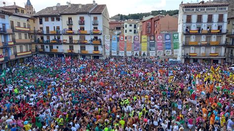 El chupinazo desborda la fiesta de San Roque y la alegría por las