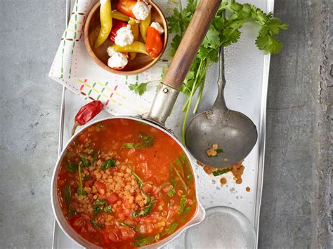 Linsen Tomaten Suppe mit gefüllten Peperoncini Rezept EAT SMARTER