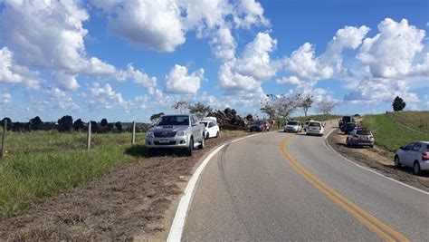 Dois Morrem E Três Ficam Feridos Após Caminhão Tombar Na Lmg 719 Em