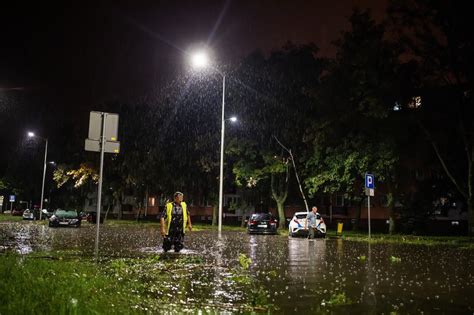 Nawałnice przeszły nad Polską Burza siała spustoszenie zrywała dachy