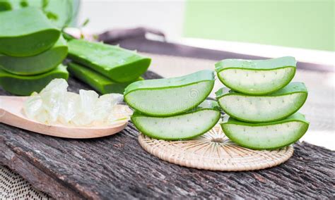 Fatia De Aloe Vera Em Mesa De Madeira Erva Para Cuidados De Pele E