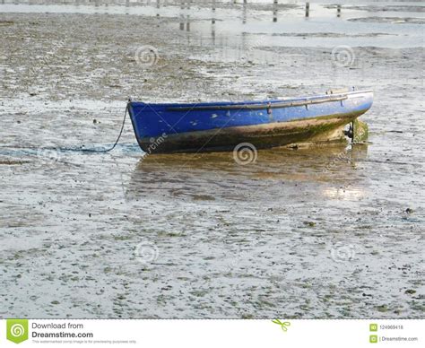 Vintage Azul Barco Abandonado Na Praia Foto De Stock Imagem De