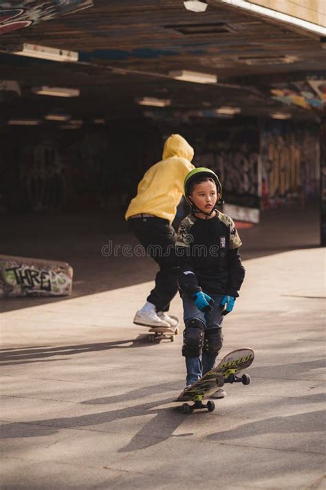 Patinadores Realizando Trucos En El Espacio De Skate De Southbank