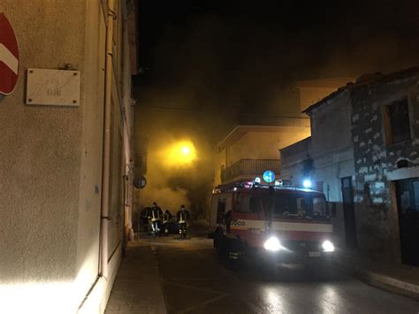 Macchina In Fiamme In Via Castel Santelena Intervento Dei Pompieri