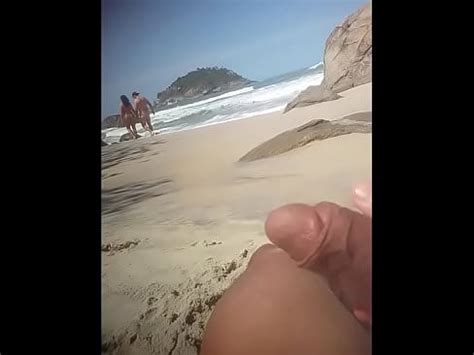 Masajeando La Polla Cerca De Una Pareja Desnuda En La Playa Xvideos