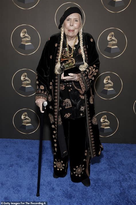 Grammys Joni Mitchell Happily Accepts The Award For Best