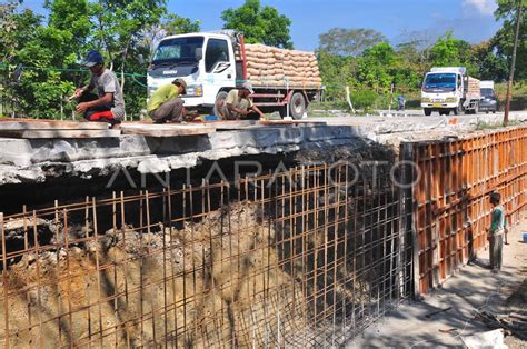 PEMBANGUNAN TANGGUL JALAN ANTARA Foto