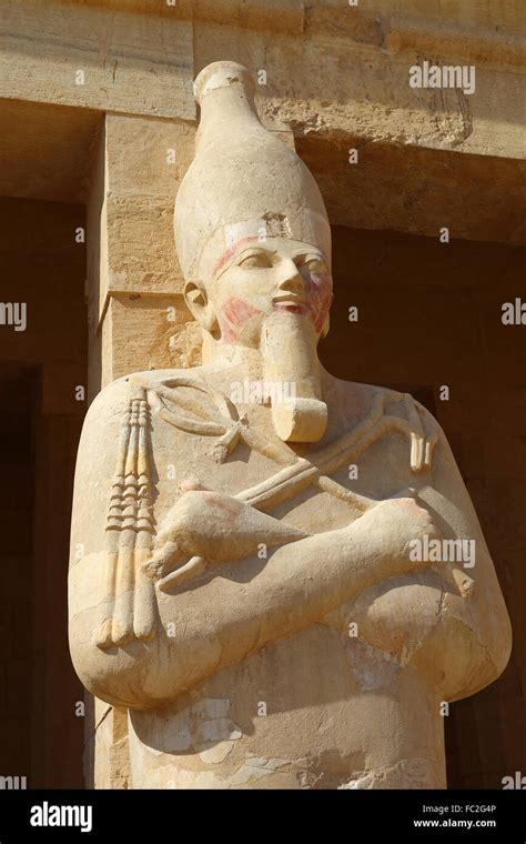 Statue of the Queen Hatshepsut in temple Stock Photo - Alamy