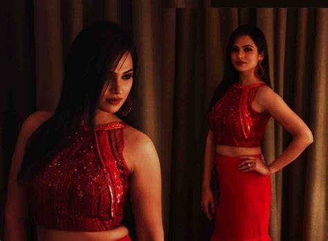 Hot Ramya Pandiyan Sizzles In Black Filmy