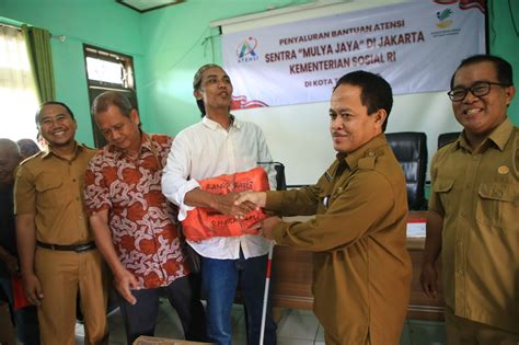 Dinsos Kota Tangerang Salurkan 100 Alat Bantu Penyandang Disabilitas