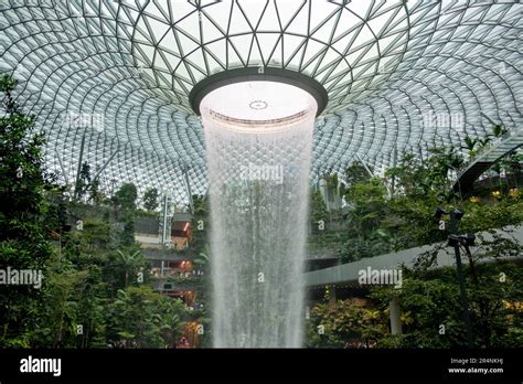 Singapore 22 October 2022 The Worlds Tallest Indoor Waterfall At