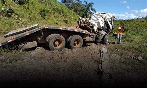 BAHIA Caminhão desce de ré em ladeira e cai em ribanceira entre