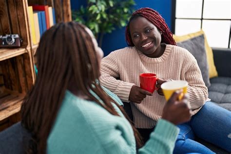 Mulheres Afro Americanas Amigas Tomando Caf Sentadas No Sof Em Casa