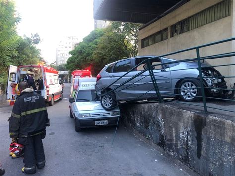 Motorista Passa Mal E Carro Invade Rampa Do Mercado Distrital Do