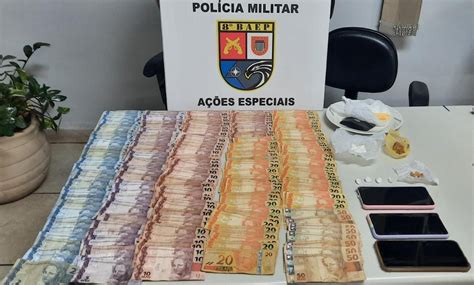 Trio é Preso Com Porções De Crack E Cocaína E Mais De R 2 6 Mil Em