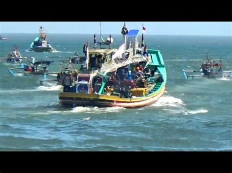 Kapal Terjang Gelombang Jum At Di Pantai Plawanganpuger Youtube