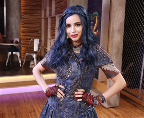 Interview Descendants 2 Sofia Carson Talks Evie Fashion And The New Vks