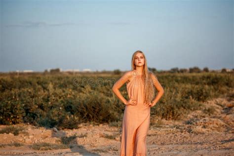 Jonge Mooie Blonde Caucasiaanse Meid In Een Lichtblauwe Jurk Staat Op