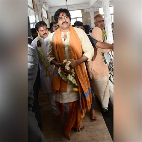 Pawan Kalyan At Annavaram వారహితో అన్నవరంలో పవన్ కళ్యాణ్ ప్రత్యేక