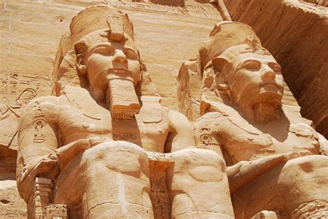 Estatua Del Fara N Ramesses Ii En El Gran Templo De Abu Simbel Egipto