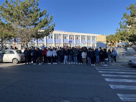 Freddo Al Ferraris Di Ragusa Studenti In Sciopero Ragusa