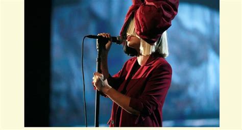 Sia Se Quita La Peluca Y Disfruta En Playa De Mexico Luciendo Bikini FOTO ESPECTACULOS